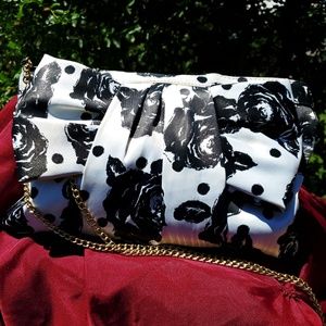 Murual White & Black Rose Pattern Handbag